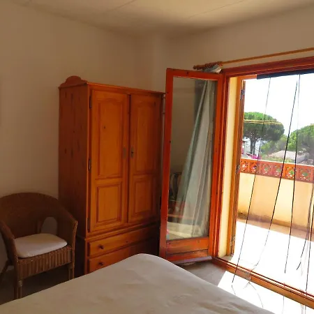 House With 3 Bedrooms *